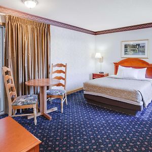 Super 8 By Wyndham Mackinaw City/Beachfront Area